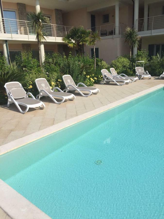 De Luxe Apartments Eden Сирмионе Экстерьер фото